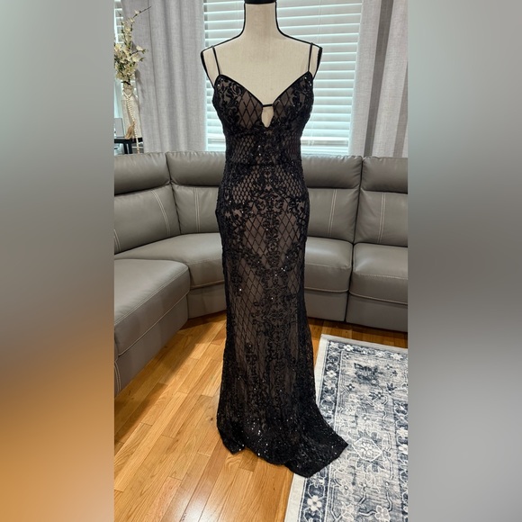 Elegant Black Sequin Gown - Picture 1 of 8
